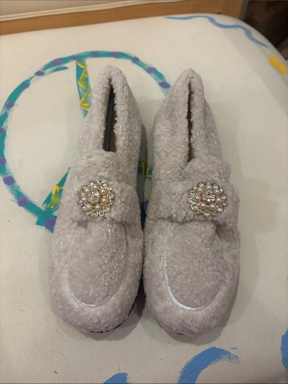 Cozy Faux-Shearling Women's slippers lwith Jewel Accent - Cream